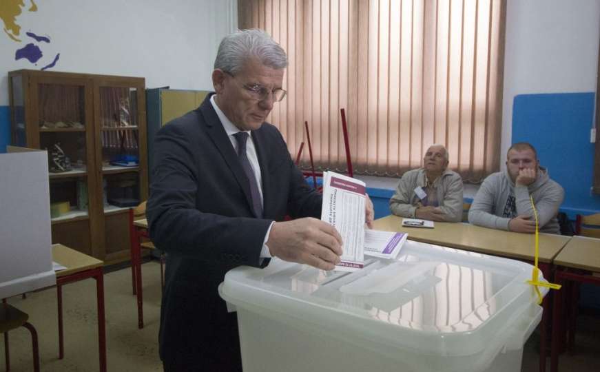 Na biračkom mjestu u Zenici glasao Šefik Džaferović